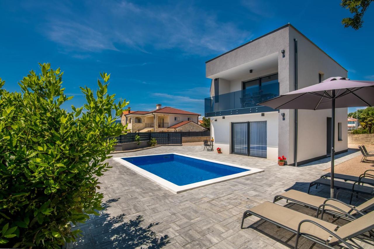 Apartments Villa "Aurea" With Pool Крк Екстер'єр фото