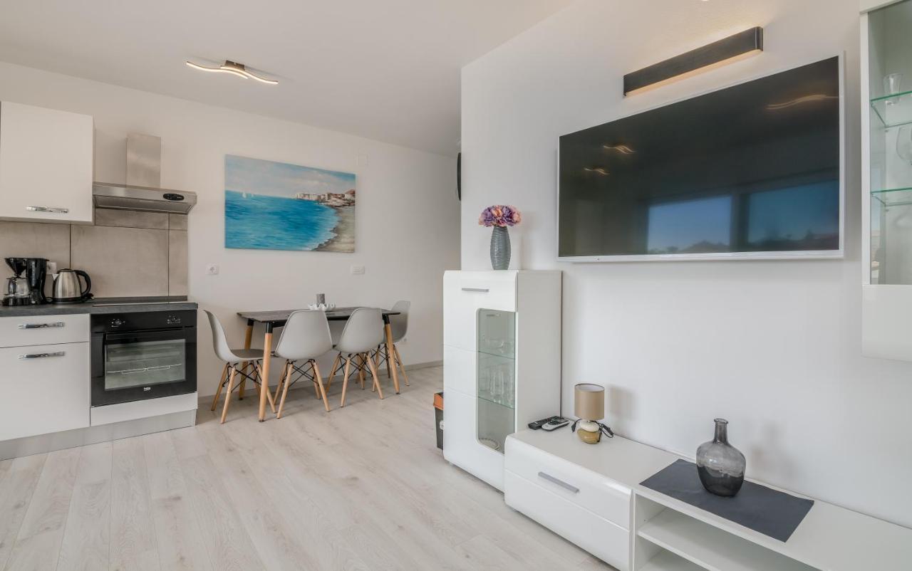 Apartments Villa "Aurea" With Pool Крк Екстер'єр фото