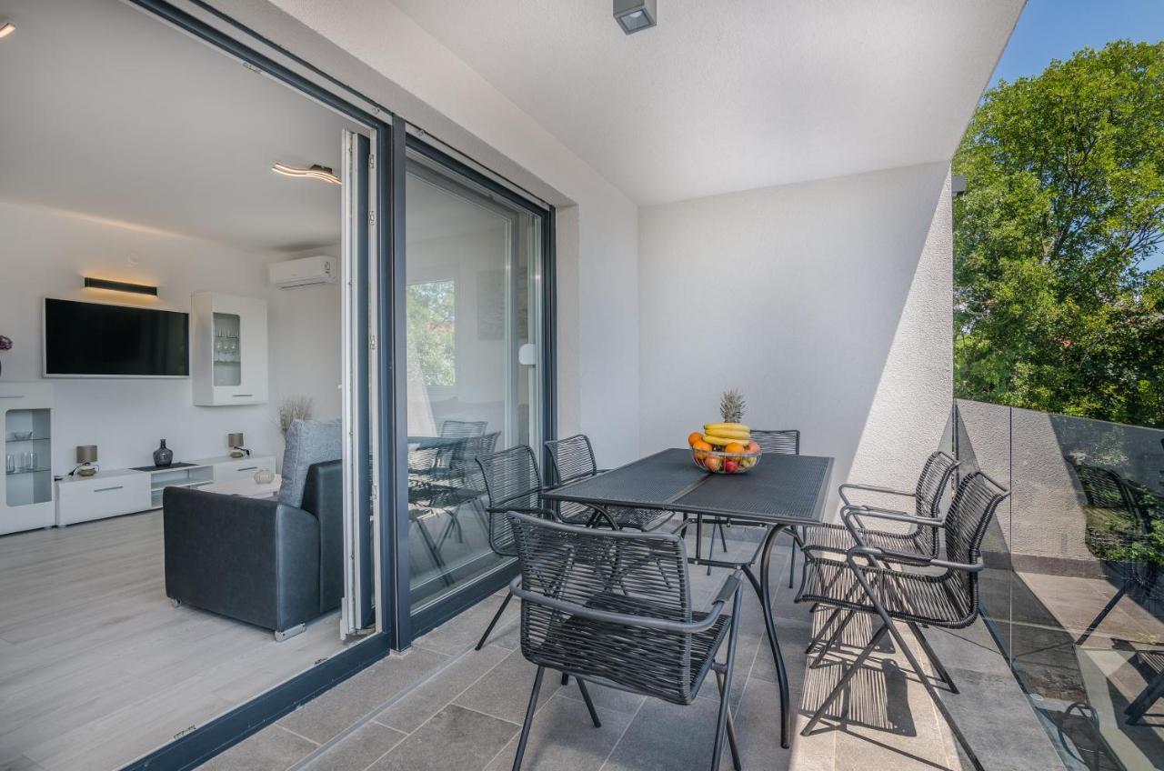 Apartments Villa "Aurea" With Pool Крк Екстер'єр фото