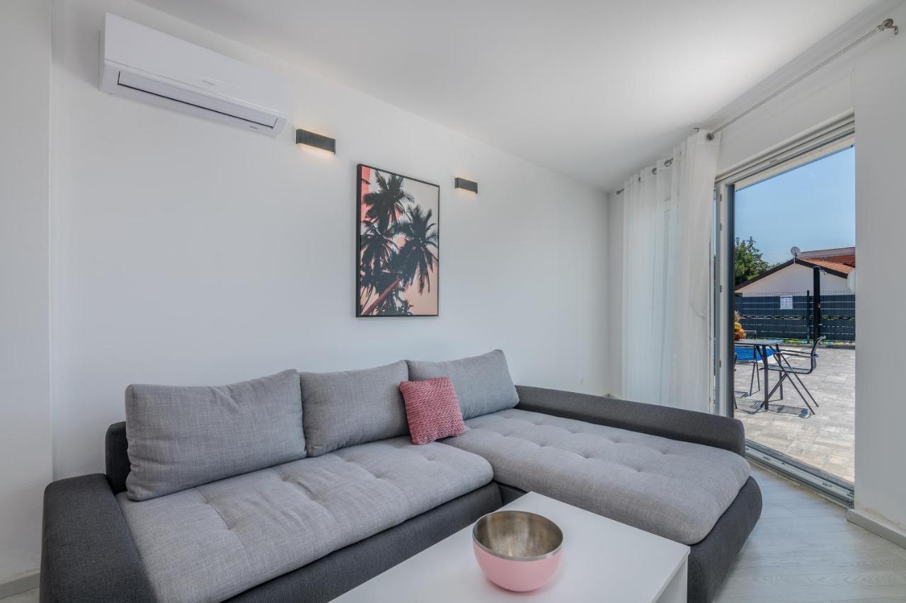 Apartments Villa "Aurea" With Pool Крк Екстер'єр фото