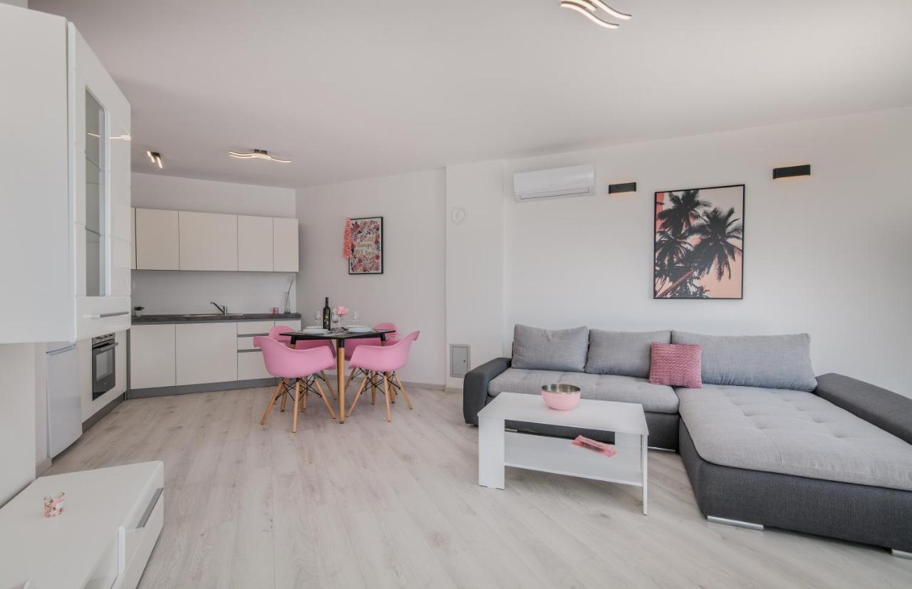 Apartments Villa "Aurea" With Pool Крк Екстер'єр фото