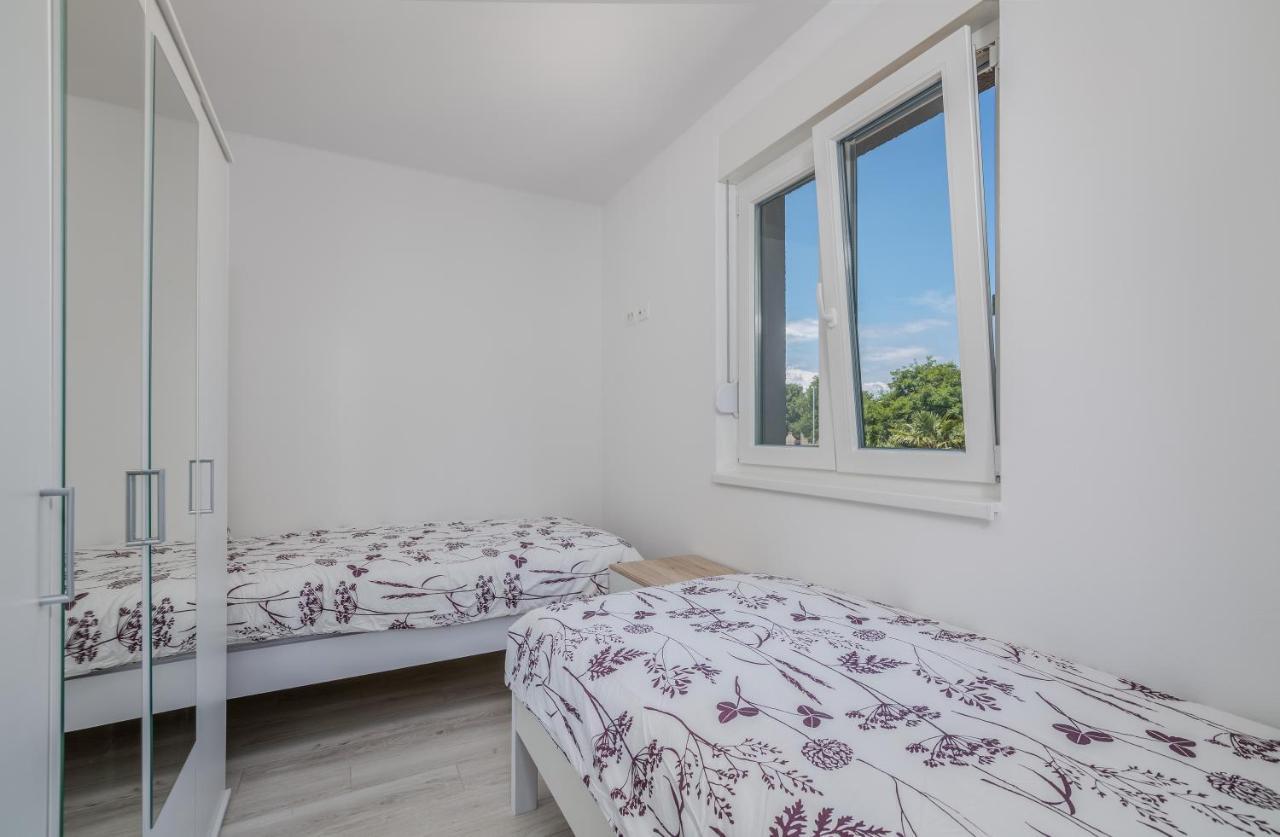 Apartments Villa "Aurea" With Pool Крк Екстер'єр фото